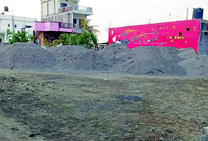 Seized sand patrol | जप्त वाळूची पळवापळवी Seized sand patrol | जप्त वाळूची पळवापळवी