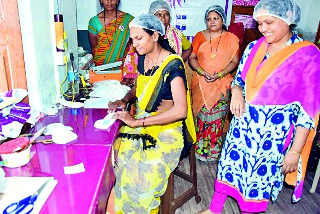 The progress made by women by the creation of sanitary napkins | सॅनिटरी नॅपकीन निर्मितीतून महिलांनी साधली प्रगती The progress made by women by the creation of sanitary napkins | सॅनिटरी नॅपकीन निर्मितीतून महिलांनी साधली प्रगती