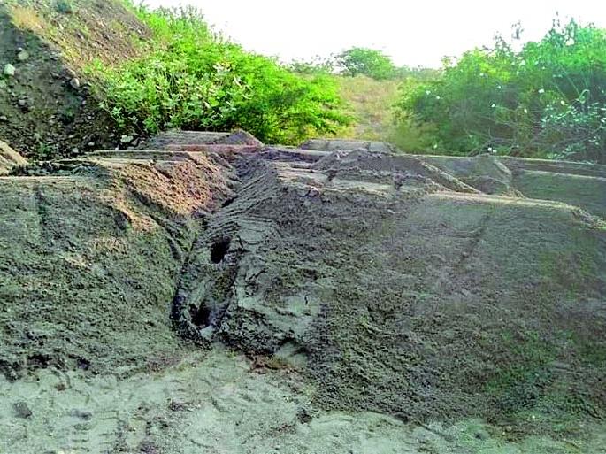 Only three of the 18 ghats were auctioned | 18 पैकी तीनच घाटांचे झाले लिलाव Only three of the 18 ghats were auctioned | 18 पैकी तीनच घाटांचे झाले लिलाव