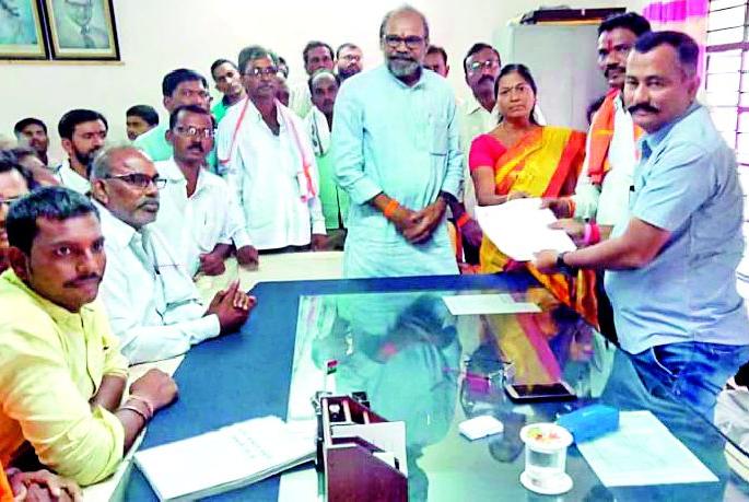 Give financial help to the affected farmers | नुकसानग्रस्त शेतकऱ्यांना आर्थिक मदत द्या Give financial help to the affected farmers | नुकसानग्रस्त शेतकऱ्यांना आर्थिक मदत द्या