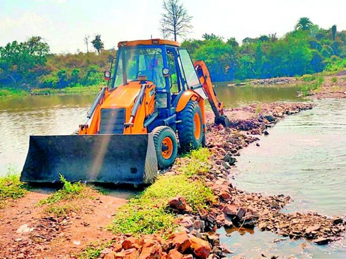 Sand smuggling in lockdown | लॉकडाऊनमध्ये वाळूची तस्करी जोमात