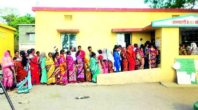 Lok Sabha Election 2019; The enthusiasm of women voters everywhere in the district | Lok Sabha Election 2019; जिल्ह्यात सर्वत्र महिला मतदारांचा प्रचंड उत्साह Lok Sabha Election 2019; The enthusiasm of women voters everywhere in the district | Lok Sabha Election 2019; जिल्ह्यात सर्वत्र महिला मतदारांचा प्रचंड उत्साह