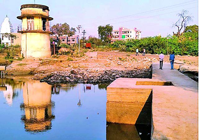 Vanni stops the bundle of 64 lakhs | वणीत ६४ लाखांचा बंधारा रखडला Vanni stops the bundle of 64 lakhs | वणीत ६४ लाखांचा बंधारा रखडला