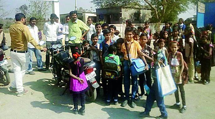 School boycott of Paramdoh | परमडोह येथील विद्यार्थ्यांचा शाळेवर बहिष्कार School boycott of Paramdoh | परमडोह येथील विद्यार्थ्यांचा शाळेवर बहिष्कार