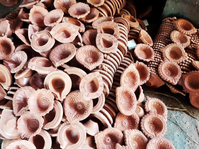 In foreign markets | परराज्यातील पणत्या बाजारात