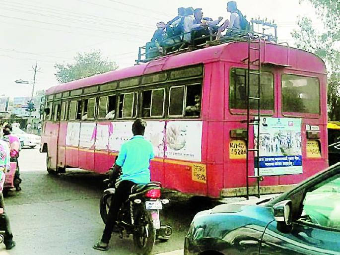 Students travel from ST to step by step | विद्यार्थ्यांचा एसटीच्या टपावरून प्रवास Students travel from ST to step by step | विद्यार्थ्यांचा एसटीच्या टपावरून प्रवास