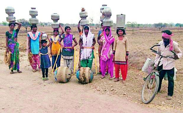 Anandwadi women have water for water | आनंदवाडीच्या महिलांची पाण्यासाठी फरफट