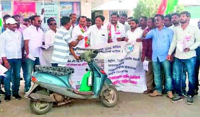 Congress movement against petrol price hike | पेट्रोल दरवाढीविरुद्ध काँग्रेसचे आंदोलन Congress movement against petrol price hike | पेट्रोल दरवाढीविरुद्ध काँग्रेसचे आंदोलन