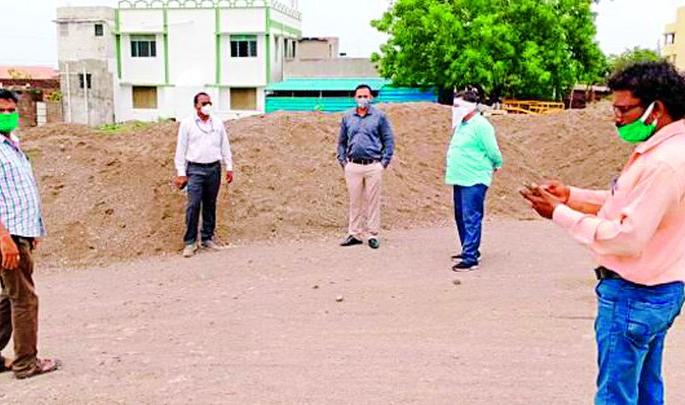Revenue Department raids on illegal sand deposits | रेतीच्या अवैध साठ्यांवर महसूल विभागाचे धाडसत्र Revenue Department raids on illegal sand deposits | रेतीच्या अवैध साठ्यांवर महसूल विभागाचे धाडसत्र