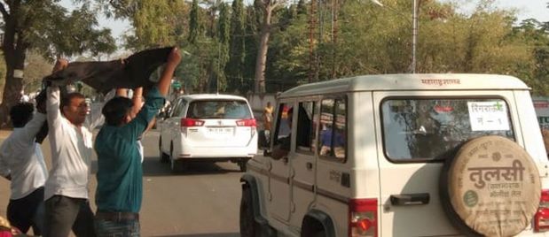 protests against the education minister in Yawatmal Samelan | साहित्य संमेलन; रस्त्यावर, प्रेक्षकांतून अन् व्यासपीठावरूनही शिक्षणमंत्र्यांना विरोध protests against the education minister in Yawatmal Samelan | साहित्य संमेलन; रस्त्यावर, प्रेक्षकांतून अन् व्यासपीठावरूनही शिक्षणमंत्र्यांना विरोध