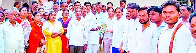 Gautamani Congratress 'CM' Book Visit | घाटंजी काँग्रेसतर्फे ‘सीएम’ना पुस्तक भेट Gautamani Congratress 'CM' Book Visit | घाटंजी काँग्रेसतर्फे ‘सीएम’ना पुस्तक भेट