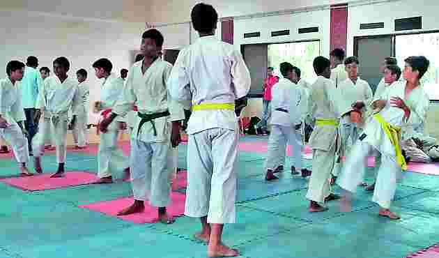 District school karate competition protects police | जिल्हा शालेय कराटे स्पर्धा पोलीस संरक्षणात District school karate competition protects police | जिल्हा शालेय कराटे स्पर्धा पोलीस संरक्षणात