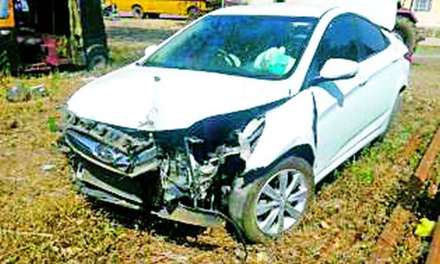 Pandharkawada's thorn driver injured in Gautam crash | पांढरकवडाचे ठाणेदार गौतम अपघातात जखमी Pandharkawada's thorn driver injured in Gautam crash | पांढरकवडाचे ठाणेदार गौतम अपघातात जखमी