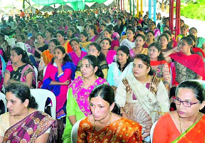Talk to children, talk to them and keep talking | मुलांशी बोला, त्यांना बोलते करा आणि बोलतच राहा Talk to children, talk to them and keep talking | मुलांशी बोला, त्यांना बोलते करा आणि बोलतच राहा