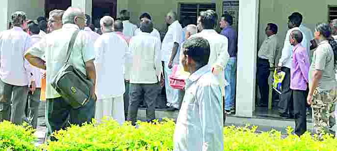 Corruption in the hearing of land acquisition | रेल्वे भूसंपादनाच्या सुनावणीत दुजाभाव Corruption in the hearing of land acquisition | रेल्वे भूसंपादनाच्या सुनावणीत दुजाभाव