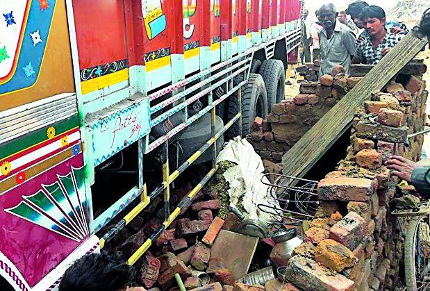 Four seriously injured husband and wife were arrested in the hut | झोपडीत ट्रक शिरल्याने पती-पत्नीसह चार गंभीर