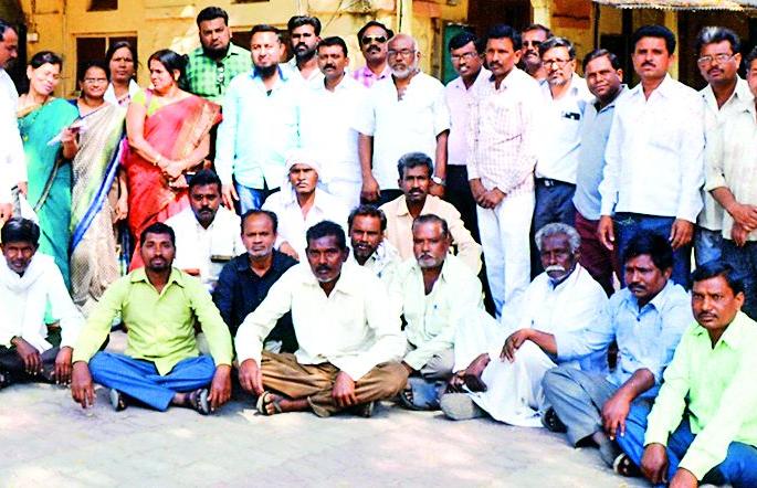 Bholgad falls to the ground in the lake | भुलगड तलावाच्या पाण्यासाठी कचेरीवर धडक Bholgad falls to the ground in the lake | भुलगड तलावाच्या पाण्यासाठी कचेरीवर धडक