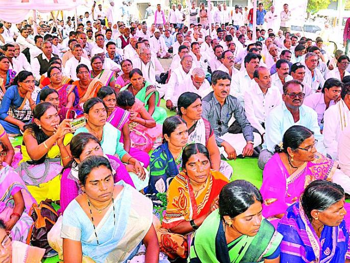 Ration and kerosene holders | रेशन व केरोसीन परवानाधारकांचे धरणे Ration and kerosene holders | रेशन व केरोसीन परवानाधारकांचे धरणे