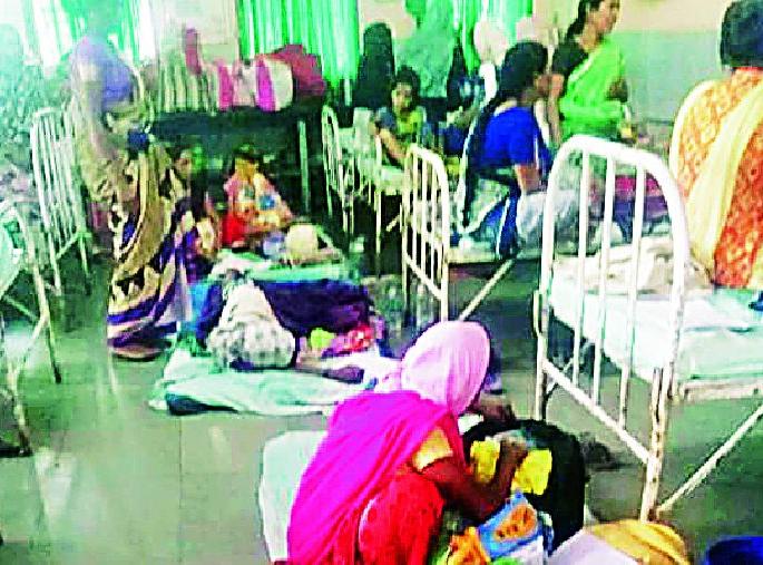 Ladies, babies and babies treated well | प्रसूत महिला, बाळांवर चक्क जमिनीवर उपचार Ladies, babies and babies treated well | प्रसूत महिला, बाळांवर चक्क जमिनीवर उपचार
