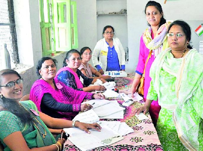 Lok Sabha Election 2019; Polling booths run by women | Lok Sabha Election 2019; महिलांनीच चालविले मतदान केंद्र Lok Sabha Election 2019; Polling booths run by women | Lok Sabha Election 2019; महिलांनीच चालविले मतदान केंद्र