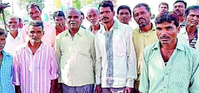 Poor employment opportunities for poor literary people | सधन साहित्यिकांसाठी रोखले गरिबांच्या रोजगाराचे साधन Poor employment opportunities for poor literary people | सधन साहित्यिकांसाठी रोखले गरिबांच्या रोजगाराचे साधन