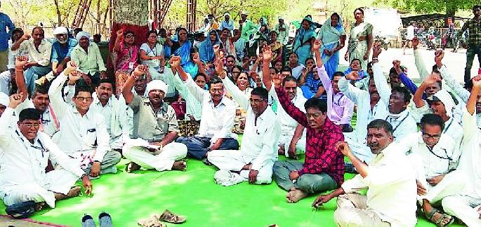 Fourth Division of medical workers' movement | ‘मेडिकल’च्या चतुर्थश्रेणी कर्मचाऱ्यांचे आंदोलन Fourth Division of medical workers' movement | ‘मेडिकल’च्या चतुर्थश्रेणी कर्मचाऱ्यांचे आंदोलन