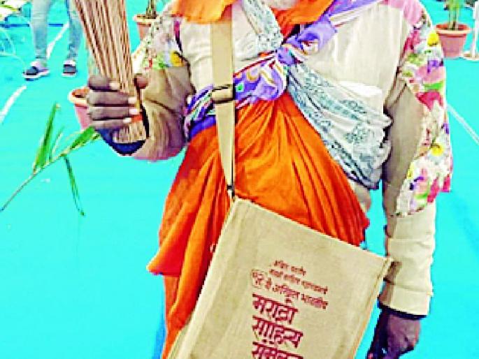 Aveliya Kalawant Pertoi Manusaki Bijaye in Marathi Sahitya Sammelan | मराठी साहित्य संमेलनात अवलिया कलावंत पेरतोय माणुसकीची बिजे Aveliya Kalawant Pertoi Manusaki Bijaye in Marathi Sahitya Sammelan | मराठी साहित्य संमेलनात अवलिया कलावंत पेरतोय माणुसकीची बिजे