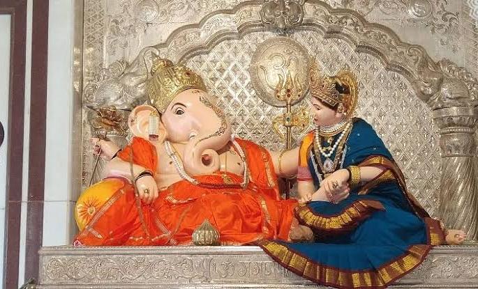 Theft at the famous Sharda Gajanan temple in Pune | खळबळजनक! पुण्यात मंडईच्या प्रसिद्ध शारदा गजानन मंदिरात चोरी; दागिने व रोख रक्कम लंपास Theft at the famous Sharda Gajanan temple in Pune | खळबळजनक! पुण्यात मंडईच्या प्रसिद्ध शारदा गजानन मंदिरात चोरी; दागिने व रोख रक्कम लंपास