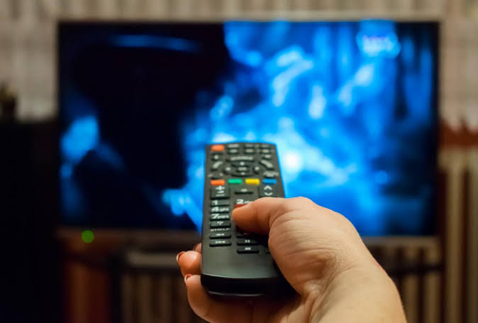 Disputes over lowering sound of TV ; Two molestation cases, four arrested | टीव्हीचा आवाज कमी करण्यास सांगितल्याने वाद; विनयभंगाचे दोन गुन्हे, चौघांना अटक Disputes over lowering sound of TV ; Two molestation cases, four arrested | टीव्हीचा आवाज कमी करण्यास सांगितल्याने वाद; विनयभंगाचे दोन गुन्हे, चौघांना अटक