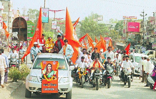 Jijau greeted by a massive vehicle rally in Aurangabad | औरंगाबादेत भव्य वाहन रॅली काढून जिजाऊंना अभिवादन