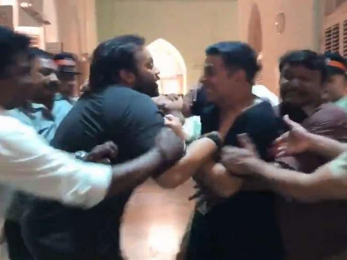 Akshay Kumar and Rohit Shetty fights on this incident | या वृत्तामुळे अक्षय कुमार व रोहित शेट्टीमध्ये झाली मारामारी, हा घ्या पुरावा Akshay Kumar and Rohit Shetty fights on this incident | या वृत्तामुळे अक्षय कुमार व रोहित शेट्टीमध्ये झाली मारामारी, हा घ्या पुरावा