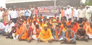 Hungry if sitting in the hut; If you come out, fear of death | झोपडीत बसलं तर उपाशी; बाहेर पडलं तर मरणाची भीती Hungry if sitting in the hut; If you come out, fear of death | झोपडीत बसलं तर उपाशी; बाहेर पडलं तर मरणाची भीती