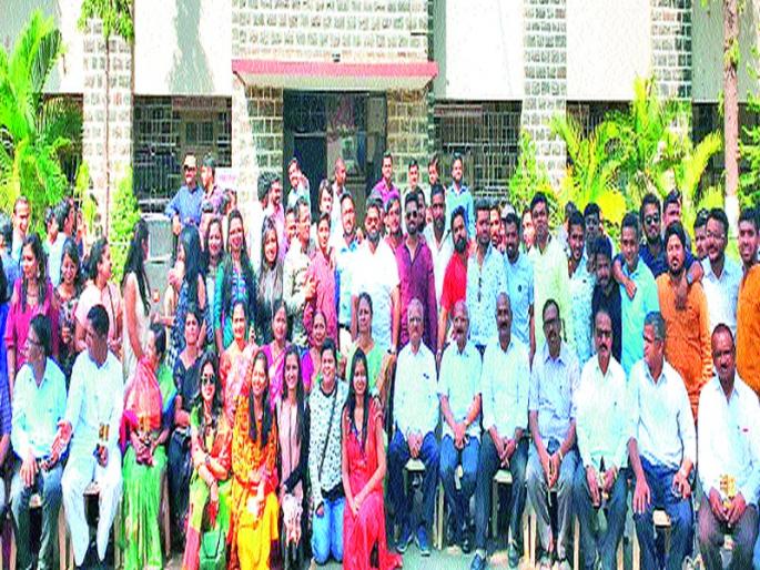 Eleven years later the school bell | अकरा वर्षांनी वाजली शाळेची घंटा Eleven years later the school bell | अकरा वर्षांनी वाजली शाळेची घंटा