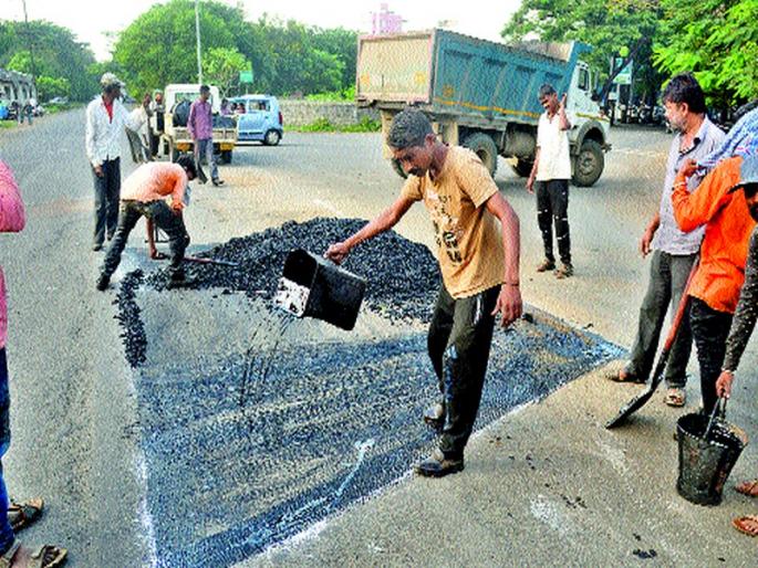  Finally the work on that road started | अखेर ‘त्या’ रस्त्यावरील कामे झाली सुरु