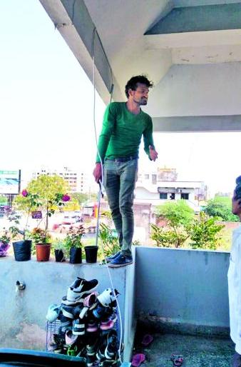 The corona made the painter generous to the soul; Someone is selling Kharra, someone is going for wages | कोरोनामुळे जीवावर उदार झाला रंगकर्मी; कुणी विकतोय खर्रा, कुणी जातोय मजुरीला The corona made the painter generous to the soul; Someone is selling Kharra, someone is going for wages | कोरोनामुळे जीवावर उदार झाला रंगकर्मी; कुणी विकतोय खर्रा, कुणी जातोय मजुरीला