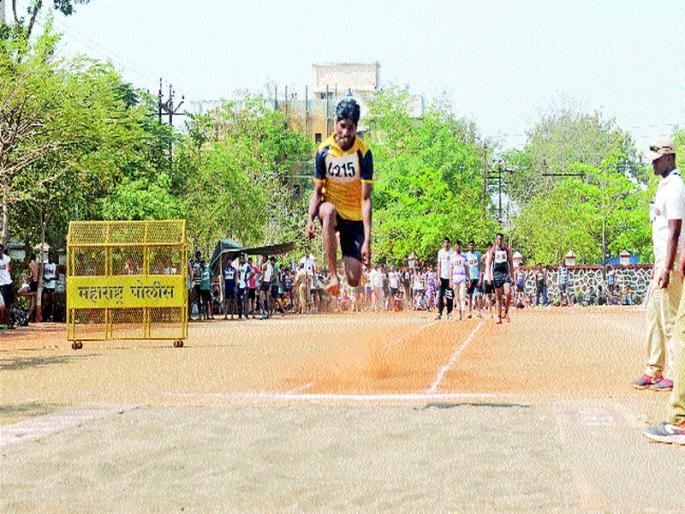 Aab, 21 thousand candidates for 82 seats | अबब, ८२ जागांसाठी तब्बल २१ हजार उमेदवार Aab, 21 thousand candidates for 82 seats | अबब, ८२ जागांसाठी तब्बल २१ हजार उमेदवार