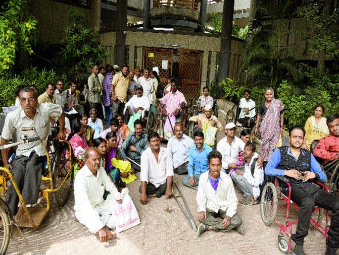 Blind-handicapped hit the municipality | अंध-अपंगांची महापालिकेवर धडक Blind-handicapped hit the municipality | अंध-अपंगांची महापालिकेवर धडक