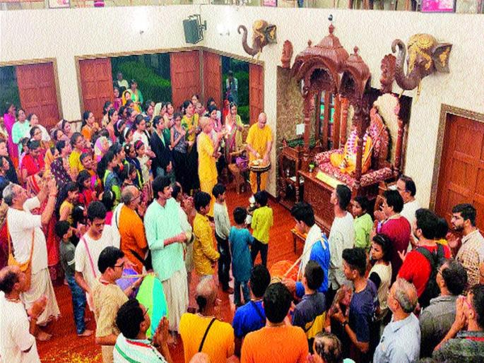Floral tribute to Swami Prabhupada | स्वामी प्रभूपाद यांना पुष्पांजली Floral tribute to Swami Prabhupada | स्वामी प्रभूपाद यांना पुष्पांजली