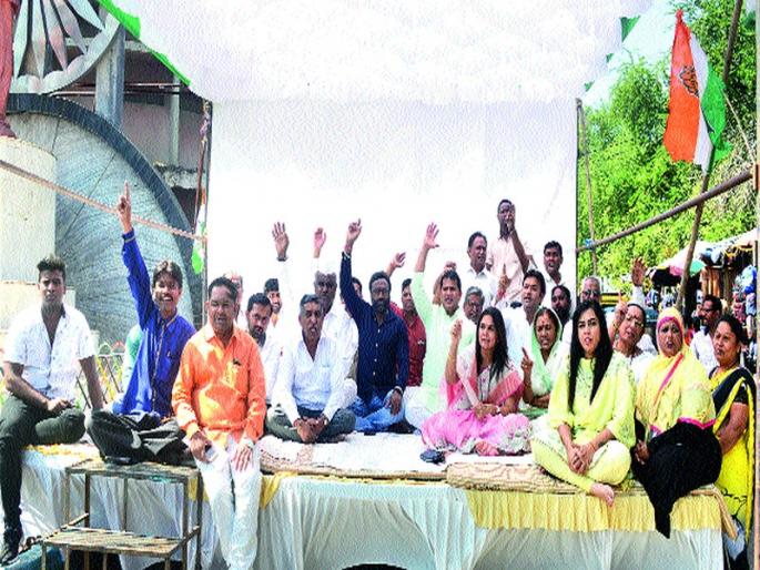 Congressional damn protest | नोटबंदी निषेधार्थ कॉँग्रेसचे धरणे Congressional damn protest | नोटबंदी निषेधार्थ कॉँग्रेसचे धरणे