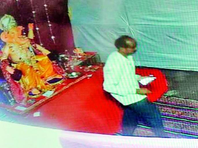 Thieves throng the festive crowd | सणासुदीच्या गर्दीत चोरांचा धुमाकूळ Thieves throng the festive crowd | सणासुदीच्या गर्दीत चोरांचा धुमाकूळ