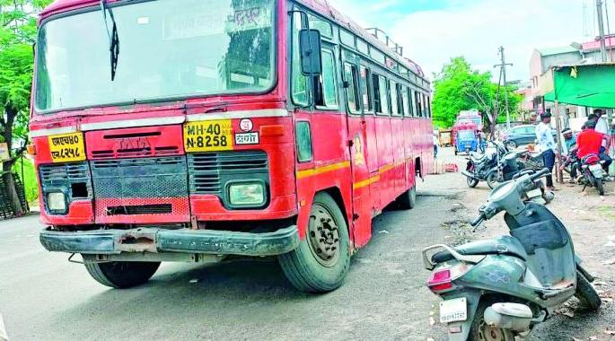 When the wheel of Bhardhaw ST comes off ..! | भरधाव एसटीचे जेव्हा चाक निखळते..!