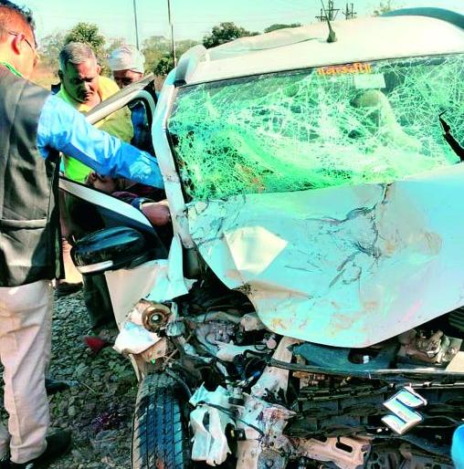 Accidental death of a teacher; Young seriously injured; The truck hit the car | शिक्षकाचा अपघाती मृत्यू; तरुण गंभीर जखमी; ट्रकची कारला धडक Accidental death of a teacher; Young seriously injured; The truck hit the car | शिक्षकाचा अपघाती मृत्यू; तरुण गंभीर जखमी; ट्रकची कारला धडक