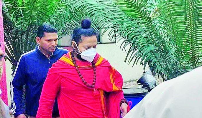 Kadekot police escorted 'Kalicharan' Maharaj to Sevagram police station | कडेकोट पोलीस बंदोबस्तात ‘कालिचरण’ महाराजांना आणले सेवाग्राम ठाण्यात Kadekot police escorted 'Kalicharan' Maharaj to Sevagram police station | कडेकोट पोलीस बंदोबस्तात ‘कालिचरण’ महाराजांना आणले सेवाग्राम ठाण्यात