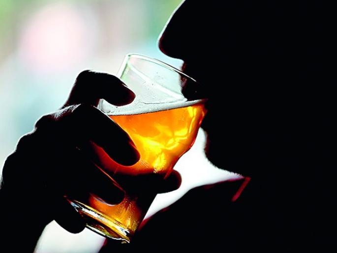 The drunken crowd and some policemen's 'bats-bats' | मद्यपींचा हिरमोड अन् काही पोलीस कर्मचाऱ्यांचे ‘बल्ले-बल्ले’ The drunken crowd and some policemen's 'bats-bats' | मद्यपींचा हिरमोड अन् काही पोलीस कर्मचाऱ्यांचे ‘बल्ले-बल्ले’