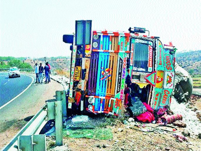 Sinnar rolled the cotton truck | सिन्नरला कापसाचा ट्रक उलटला Sinnar rolled the cotton truck | सिन्नरला कापसाचा ट्रक उलटला