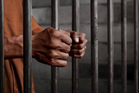 Sucide tried by accused who Police custody in ATM theft case | एटीएम चोरी प्रकरणातल्या आरोपीचा पोलीस कोठडीत आत्महत्येचा प्रयत्न Sucide tried by accused who Police custody in ATM theft case | एटीएम चोरी प्रकरणातल्या आरोपीचा पोलीस कोठडीत आत्महत्येचा प्रयत्न