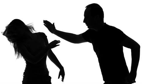 Corona virus: Beating wife who refuses to go to mother due to corona infection | Corona virus : धक्कादायक ! कोरोनाची लागण झाल्याने आईकडे जाण्यास मनाई करणार्या पत्नीला मारहाण Corona virus: Beating wife who refuses to go to mother due to corona infection | Corona virus : धक्कादायक ! कोरोनाची लागण झाल्याने आईकडे जाण्यास मनाई करणार्या पत्नीला मारहाण