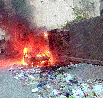 Garbage burnt in Aurangabad's Shahganj, burnt cars | औरंगाबादच्या शहागंजमध्ये पेटविला कचरा, जळाली कार