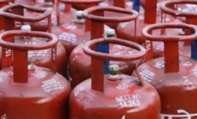 ... so the gas cylinder subsidy is not credited to the bank account! Gas distributor and petroleum company officiers claim | ...म्हणून गॅस सिलेंडरचे अनुदान आता तुमच्या बँक खात्यात जमा होत नाही! ... so the gas cylinder subsidy is not credited to the bank account! Gas distributor and petroleum company officiers claim | ...म्हणून गॅस सिलेंडरचे अनुदान आता तुमच्या बँक खात्यात जमा होत नाही!