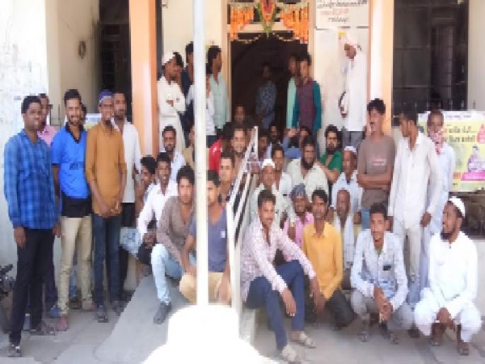 In Bhokardan, the movement of water for the citizen | भोकरदनमध्ये नागरिकांचे पाण्यासाठी ठिय्या आंदोलन In Bhokardan, the movement of water for the citizen | भोकरदनमध्ये नागरिकांचे पाण्यासाठी ठिय्या आंदोलन